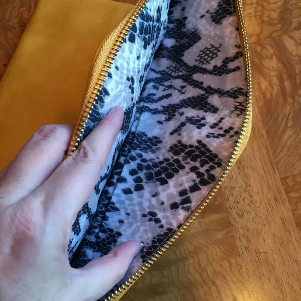 NALA TASSEL ZIP Clutch - Picture 3 of 9